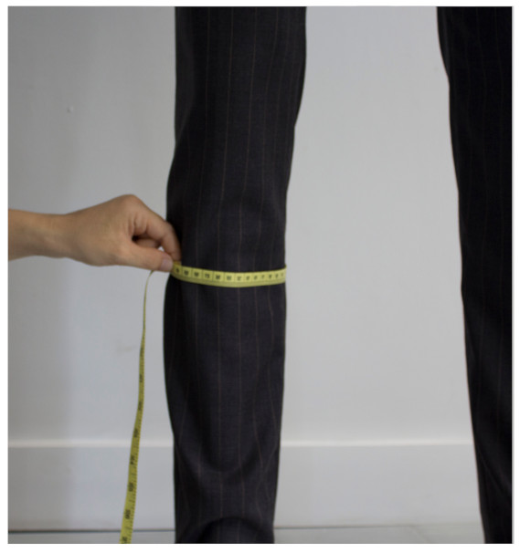 A person measuring a legDescription automatically generated