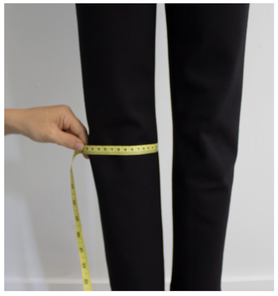 A person measuring a legDescription automatically generated