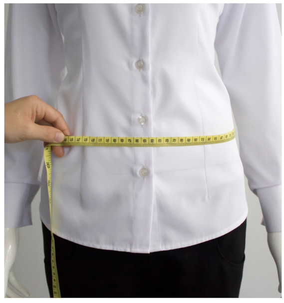 A person measuring a waistlineDescription automatically generated