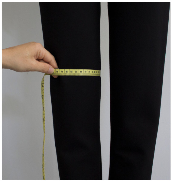 A person measuring their thighDescription automatically generated